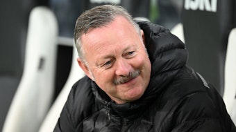 Roland Virkus auf der Ersatzbank im Borussia-Park.