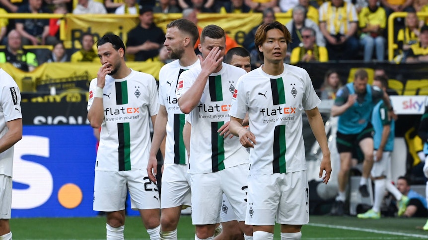 Borussia-Verteidiger warten im Strafraum.