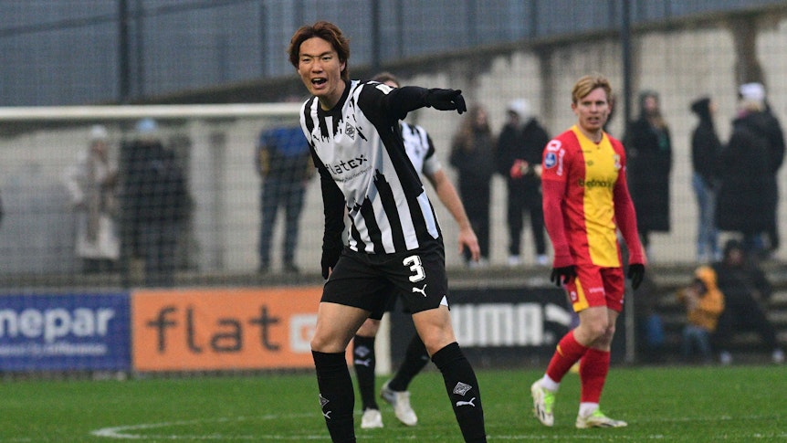 Ein Spieler von Borussia Mönchengladbach dirigiert während eines Testspiels.