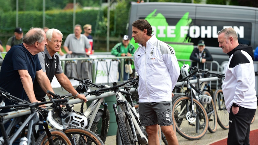 Aufsichtsrats-Boss Michael Hollmann, Vize-Präsident Rainer Bonhof, Trainer Gerardo Seoane und Manager Roland Virkus (v.l.n.r.) tauschen sich im Borussia-Trainingslager aus.
