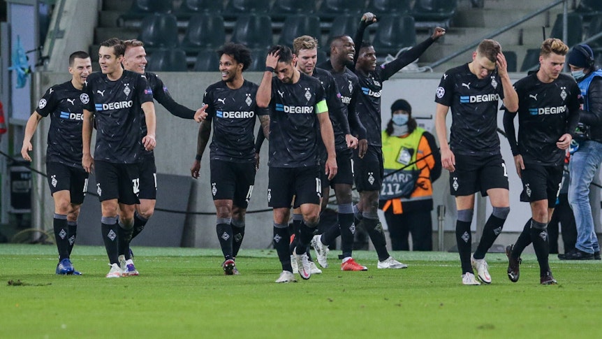 Die Gladbach-Spieler feiern einen Treffer gegen Donezk.
