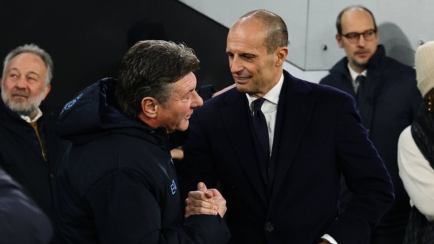 Juve-Trainer Massimiliano Allegri gibt Napoli-Trainer Walter Mazzarri die Hand.