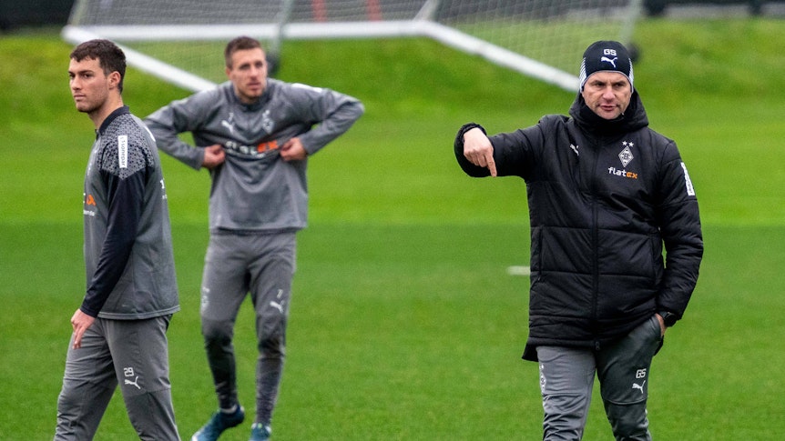 Trainer von Borussia Mönchengladbach mit Handzeichen während einer Trainingseinheit.