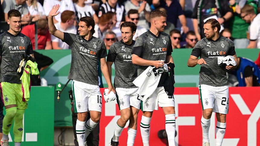 Spieler von Borussia Mönchengladbach beim Aufwärmen.
