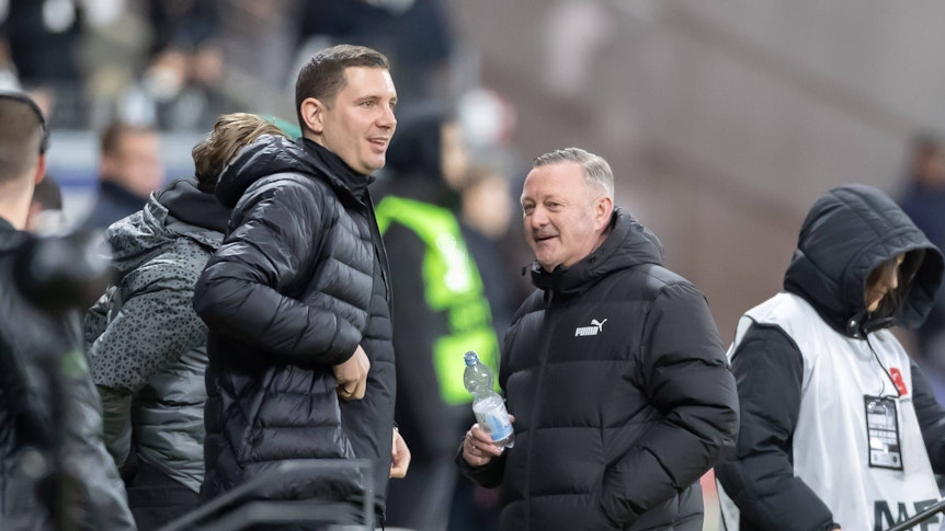 Zwei Verantwortliche von Borussia Mönchengladbach im Gespräch.