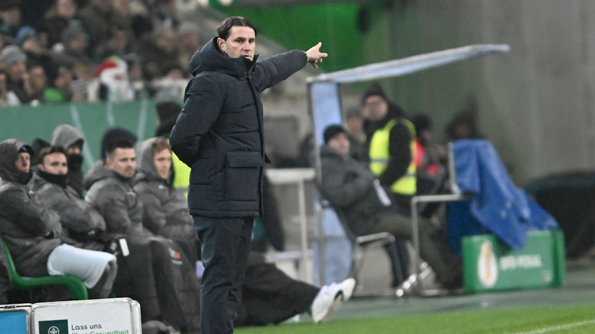 Gerardo Seoane zeigt nach links.