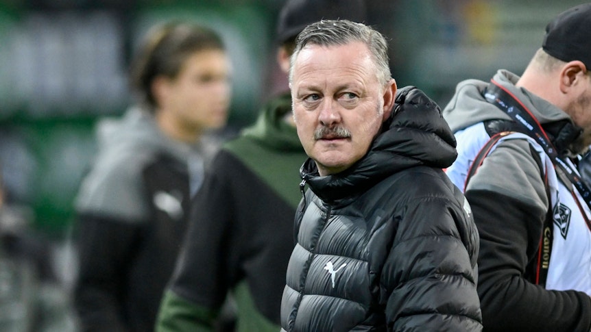 Roland Virkus schaut zur Seite.