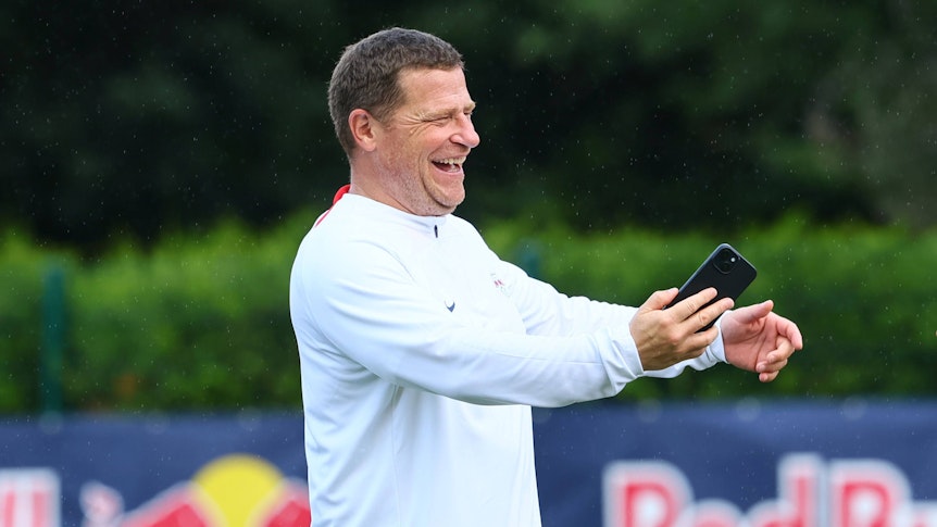 Max Eberl in RB-Leipzig-Kleidung.
