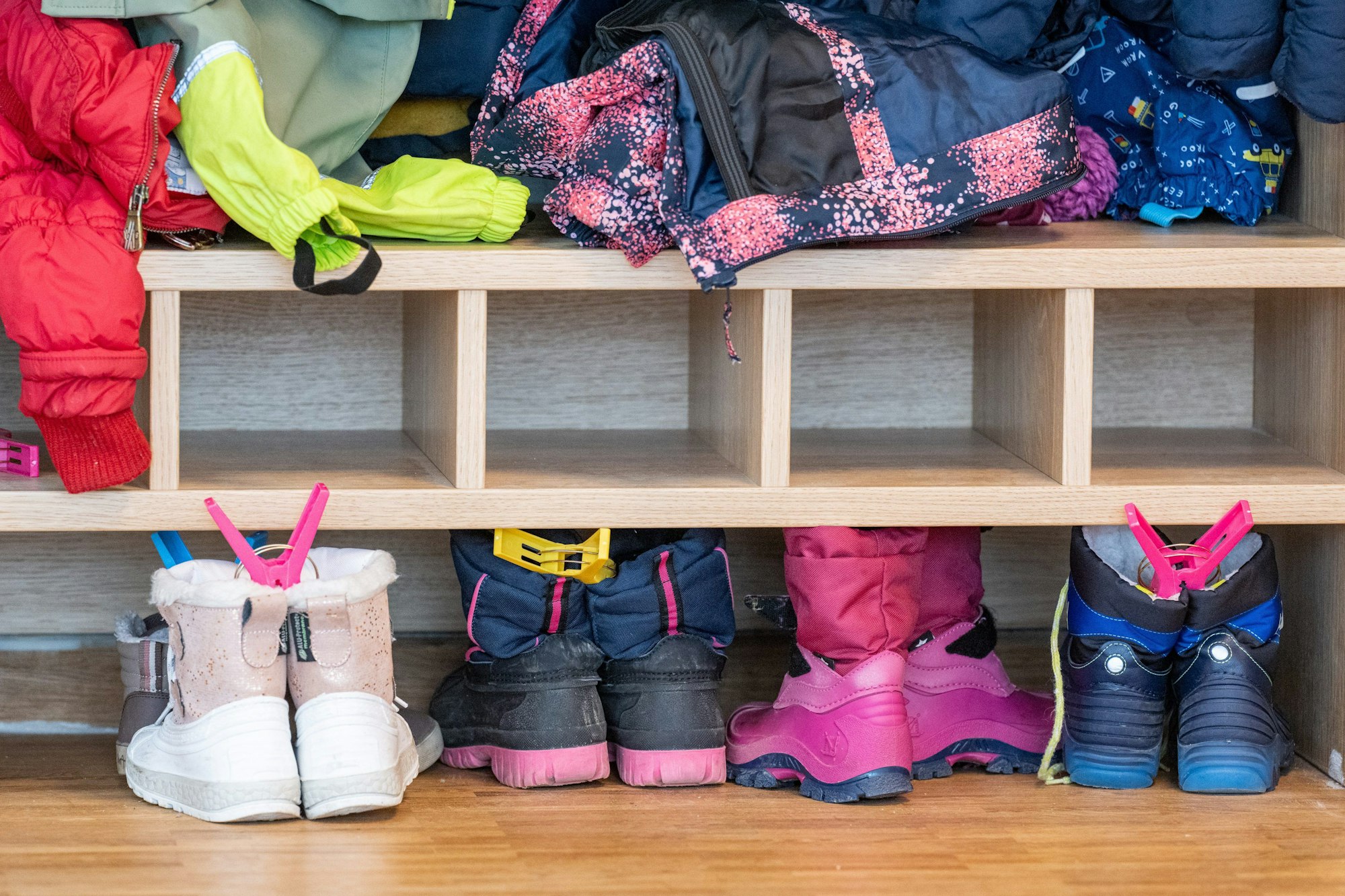 Das Foto zeigt Schuhe und Jacken im Eingangsbereich eines Kindergartens.