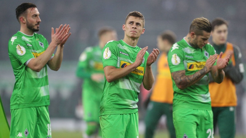 Josip Drmic, Thorgan Hazard und Raul Bobadilla applaudieren.