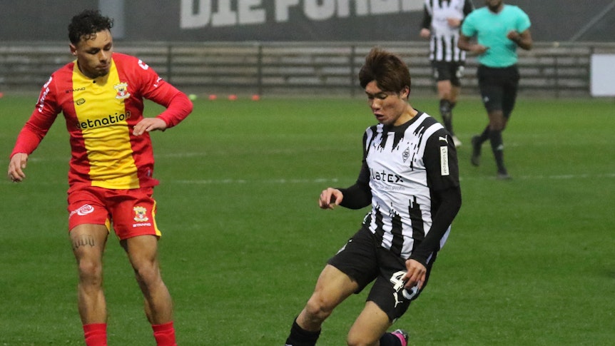 Shio Fukuda am Ball.