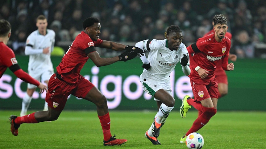 Manu Koné (2.v.r.) rennt zwei Stuttgartern davon.