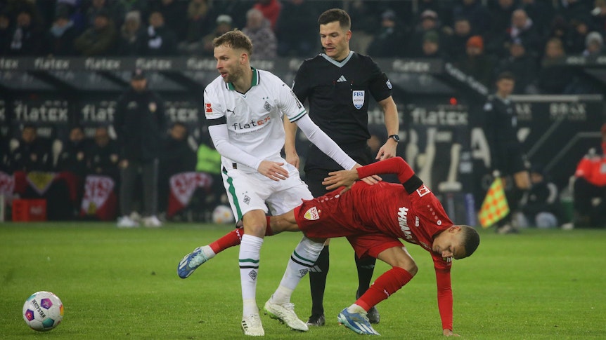 Abwehrspieler von Borussia Mönchengladbach während eines Zweikampfs.