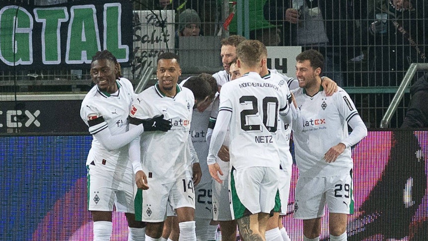 Spieler von Borussia Mönchengladbach bejubeln einen Treffer.
