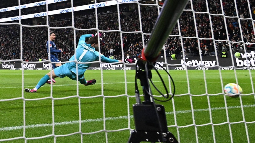 Kevin Trapp wird von Bochum-Profi Takuma Asano bezwungen.