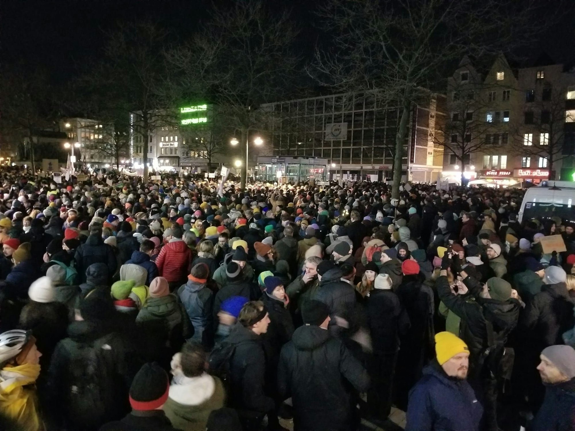 Der Kölner Heumarkt hat sich gegen 20 Uhr ordentlich gefüllt. Tausende Menschen demonstrieren gegen Rechts.