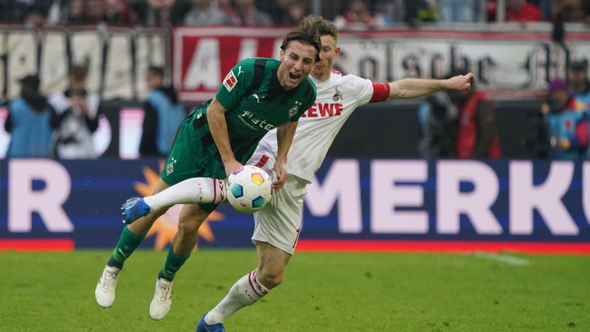 Rocco Reitz im Zweikampf mit Florian Kainz.