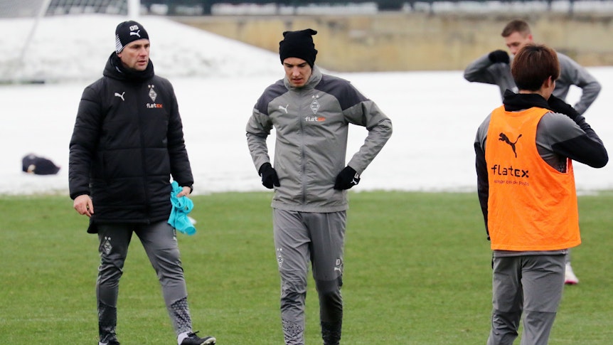 Gerardo Seoane auf dem Trainingsplatz mit seinen Spielern.