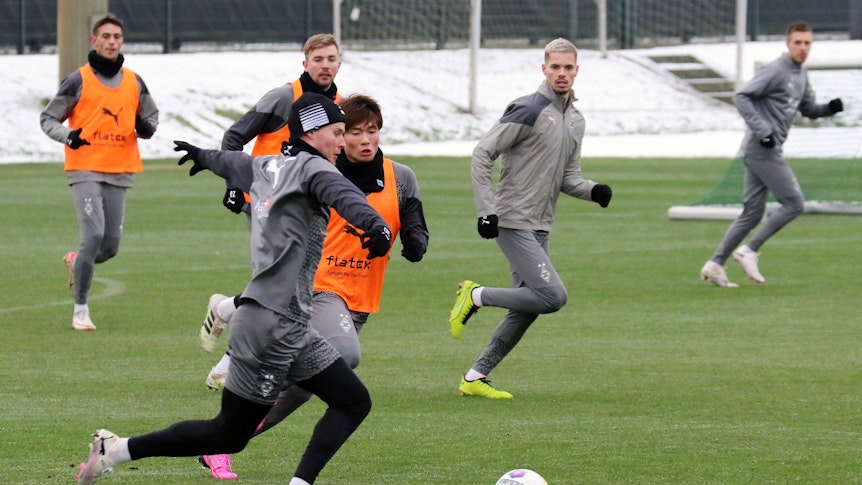 Nico Elvedi am Ball im Borussia-Training.