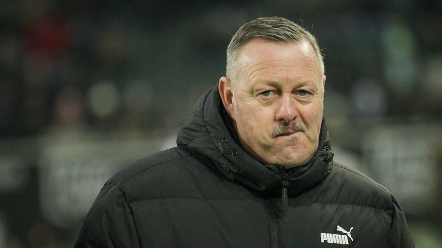 Roland Virkus am Spielfeldrand.
