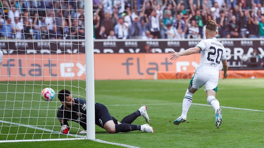 Luca Netz dreht zum Jubeln ab. Der Augsburger Torhüter Koubek liegt am Boden, der Ball ist im Netz.