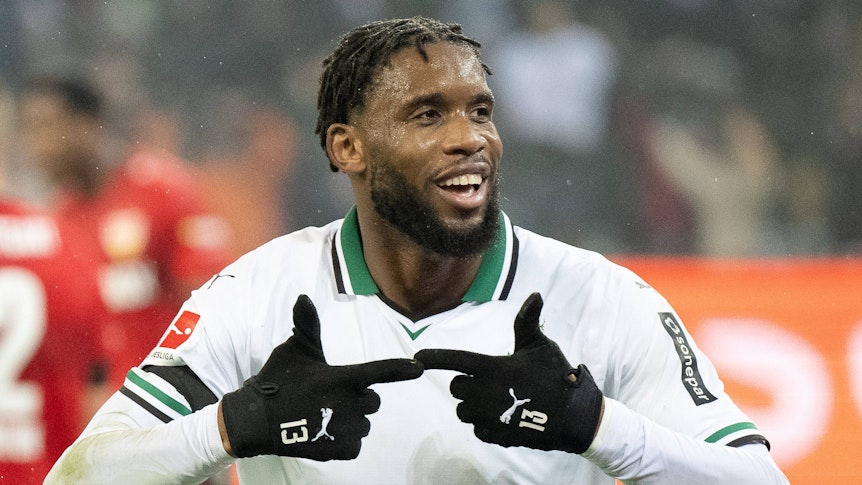 Jordan hält seine Finger zum Jubeln zusammen.