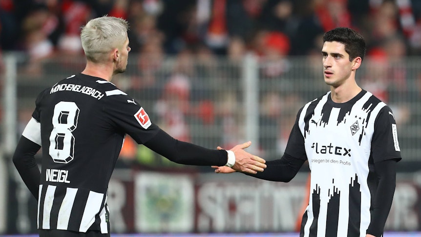 Grant-Leon Ranos und Julian Weigl schlagen ein.