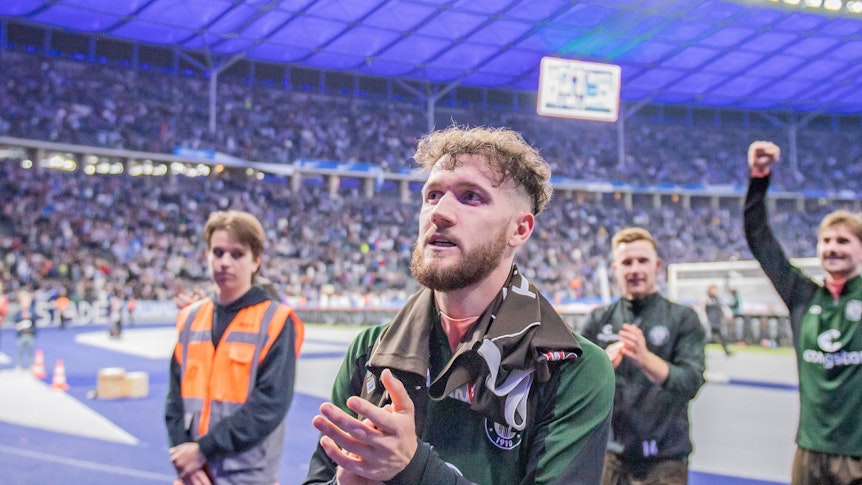 Spieler des FC St. Pauli jubeln im Olympiastadion.