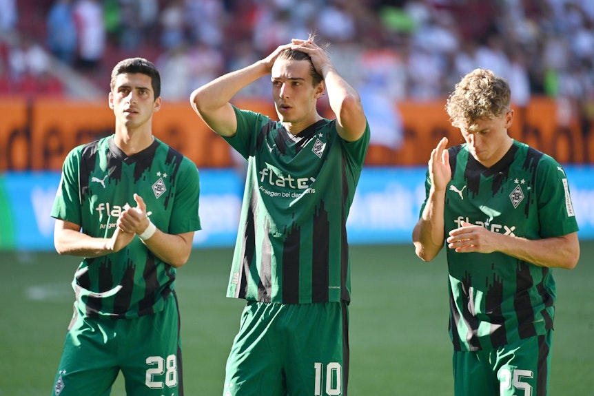 Grant-Leon Ranos, Flo Neuhaus und Robin Hack bei den Borussia-Fans.