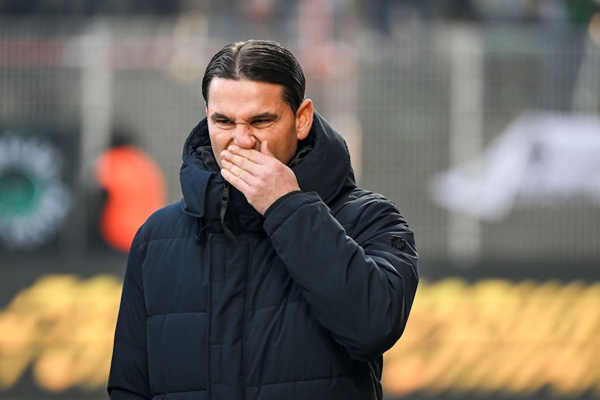 Gerardo Seoane fasst sich an die Nase.
