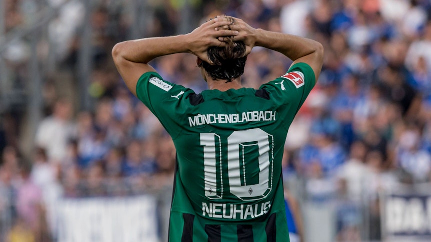 Florian Neuhaus fasst sich an den Kopf.