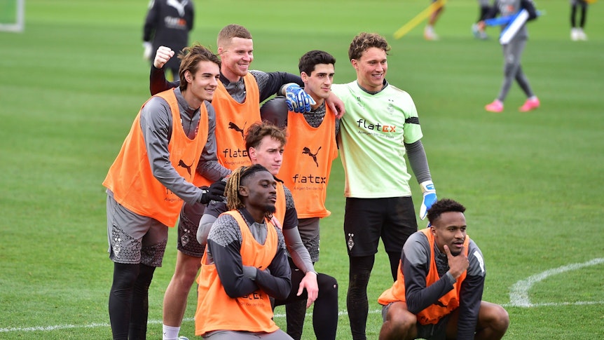 Borussia-Spieler bei einem Siegerfoto auf dem Trainingsplatz.