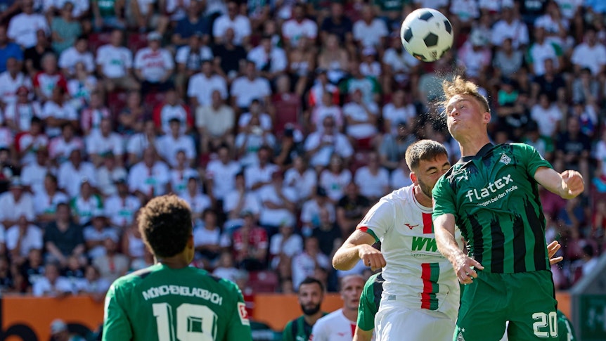 Ein Spieler von Borussia Mönchengladbach während eines Kopfballduells.