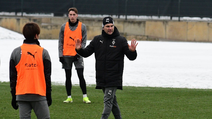 Trainer von Borussia Mönchengladbach gibt Anweisungen.