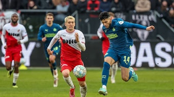 Oscar Fraulo und Ricardo Pepi kämpfen um den Ball.