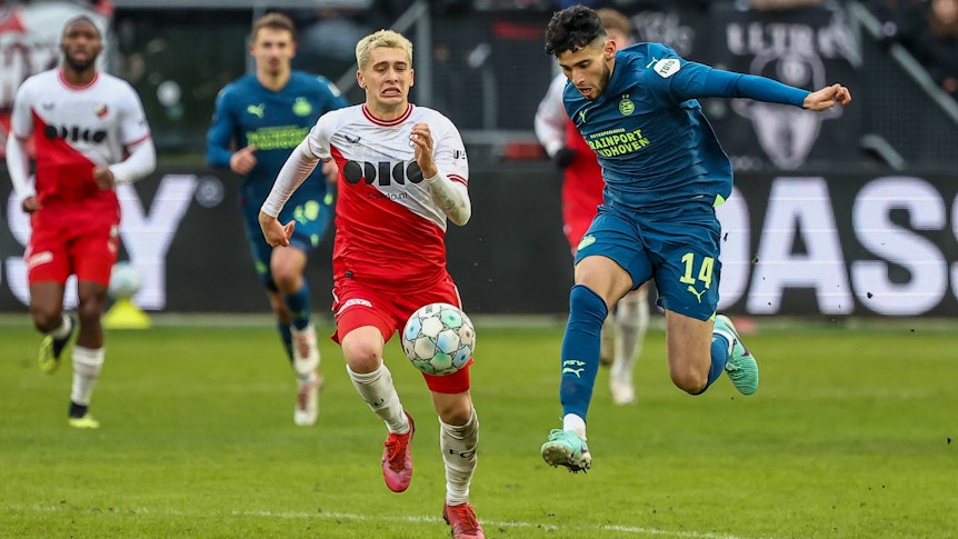 Oscar Fraulo und Ricardo Pepi kämpfen um den Ball.