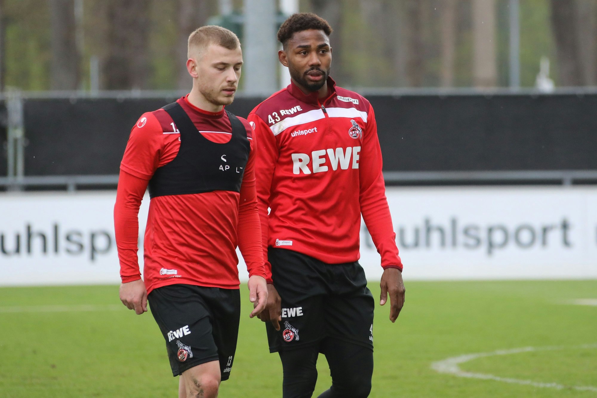 Max Meyer und Emmanuel Dennis stehen im Training beim 1. FC Köln nebeneinander.