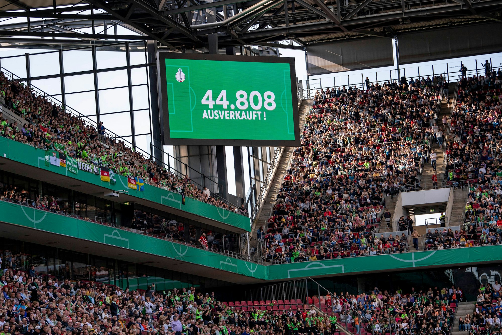 Pokalfinale der Frauen im Rhein-Energie-Stadion: Auf der Anzeigetafel wird die Zuschauerzahl mit 44.808 angezeigt.