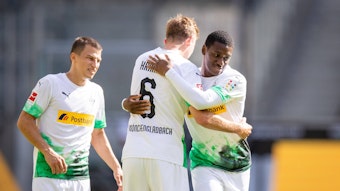 Spieler von Borussia Mönchengladbach während einer Umarmung.