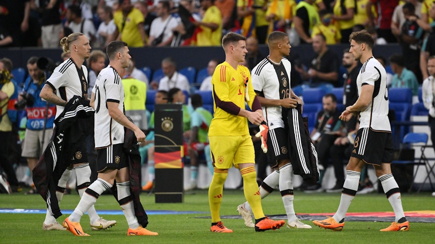 Deutsche Nationalspieler geben ihre Aufwärmjacken ab.