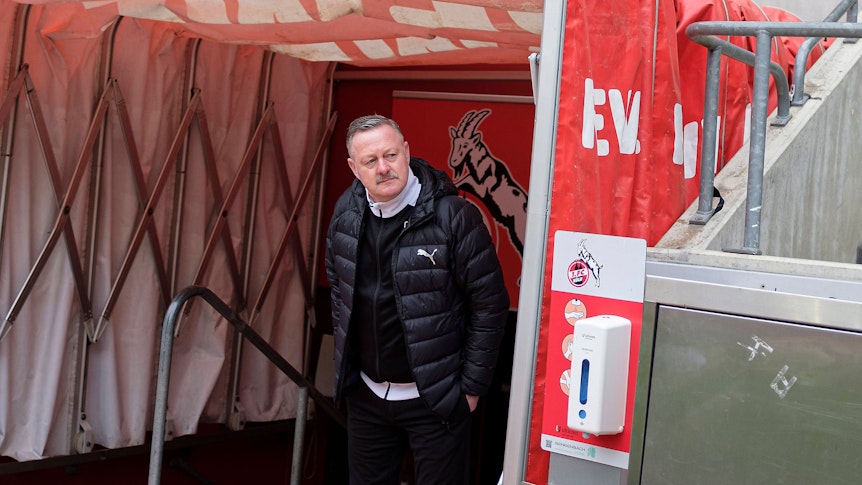 Roland Virkus im Spielertunnel des 1. FC Köln.
