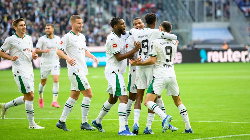 Mehrere Borussia-Spieler jubeln gemeinsam, darunter Jordan Siebatcheu und Franck Honorat.