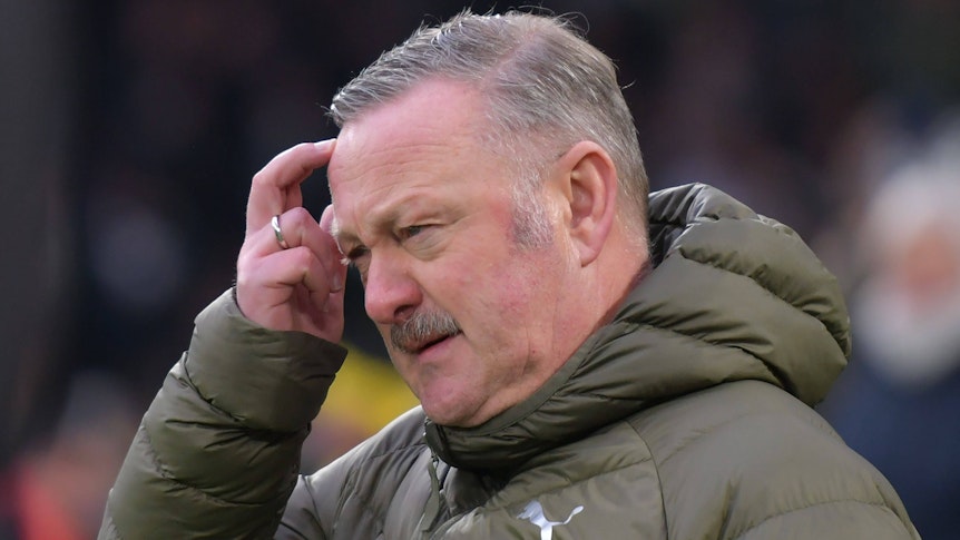 Roland Virkus fasst sich an den Kopf.