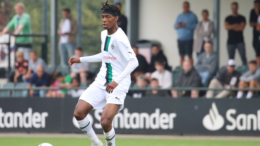 Noah Adedeji-Sternberg im Borussia-Trikot.