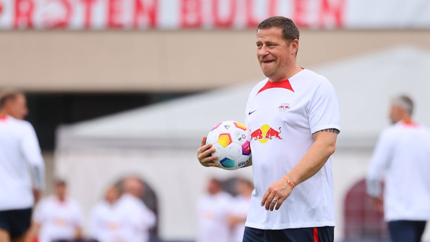 Max Eberl mit einem Ball in der Hand.