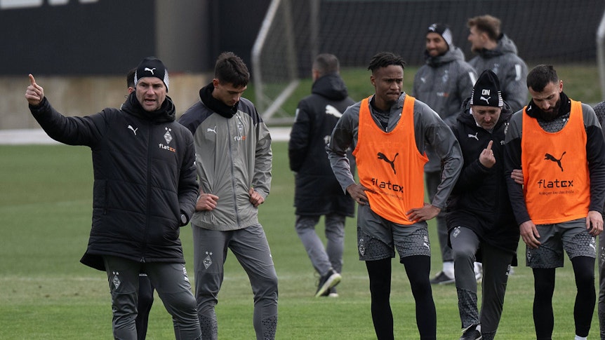 Trainer von Borussia Mönchengladbach gibt Anweisungen.