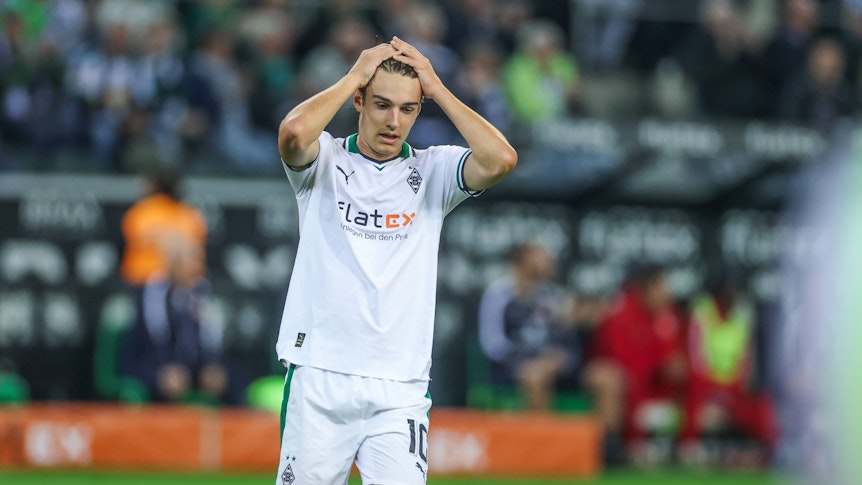 Florian Neuhaus fasst sich an den Kopf.