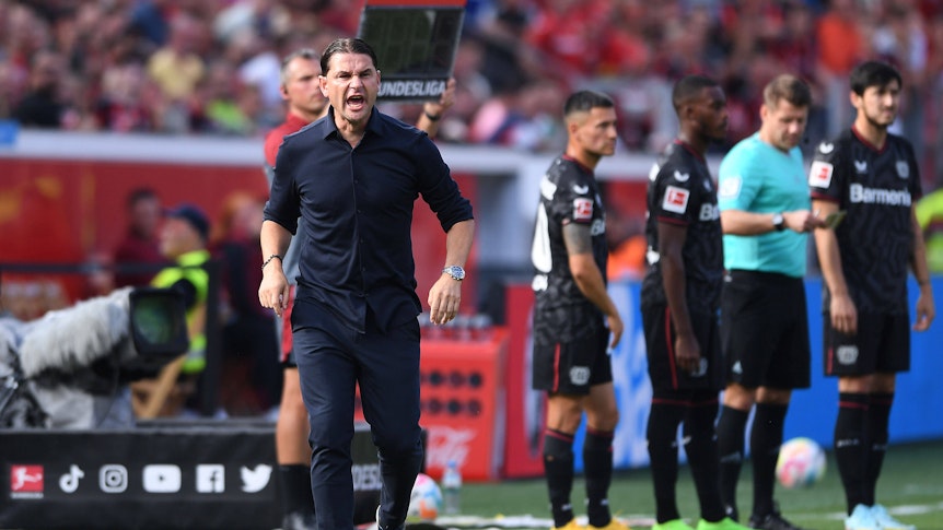 Gerardo Seoane brüllt seinen Leverkusen-Spielern etwas zu.