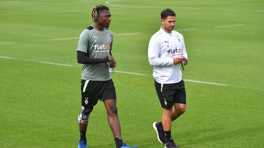 Manu Koné und Jonas Rath auf dem Trainingsplatz.