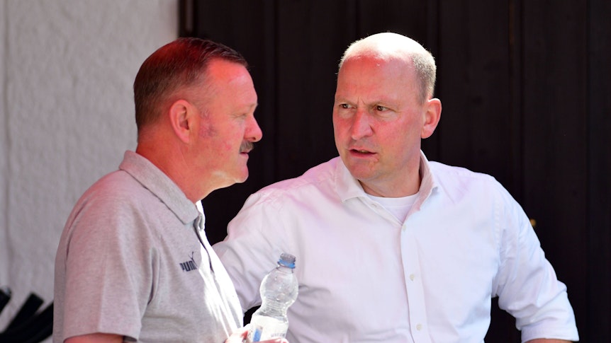 Roland Virkus spricht mit Stephan Schippers.